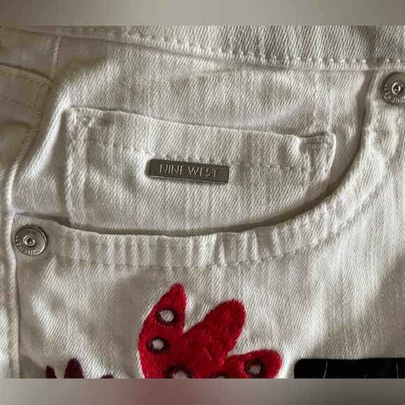 Nine West White Chrystie Embroidered Floral Capri Jeans, Great for Summer, 4 - Picture 10 of 10